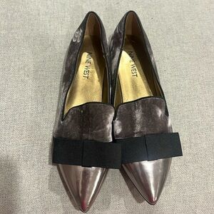 Nine West velvet loafers with bow and toe cap. Size 6.5
